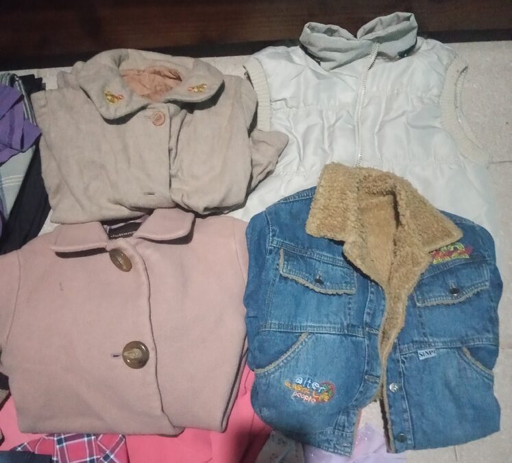 Vendo bolsa con 25 prendas de ropa usada