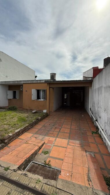 📍 AV. DON BOSCO - CASA A REFACCIONAR 3 DORM + DPTO Y TALLER AL FONDO 🏠🛠️