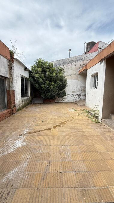 📍 AV. DON BOSCO - CASA A REFACCIONAR 3 DORM + DPTO Y TALLER AL FONDO 🏠🛠️
