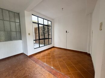 SE ALQUILA CASA SANTA FE Y MITRE TRES DORMITORIOS Y FONDO VERDE