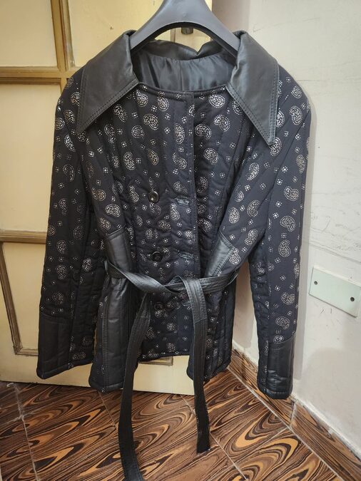 HERMOSO SACO MARCA RAFFAELLO CON DETALLES EN CUERO