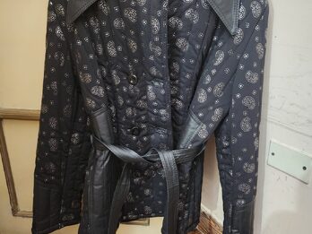 HERMOSO SACO MARCA RAFFAELLO CON DETALLES EN CUERO
