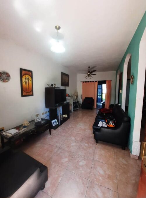 Venta de cada de tres dormitorios y pileta