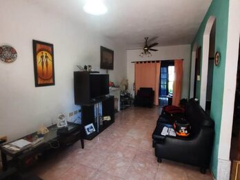 Venta de cada de tres dormitorios y pileta
