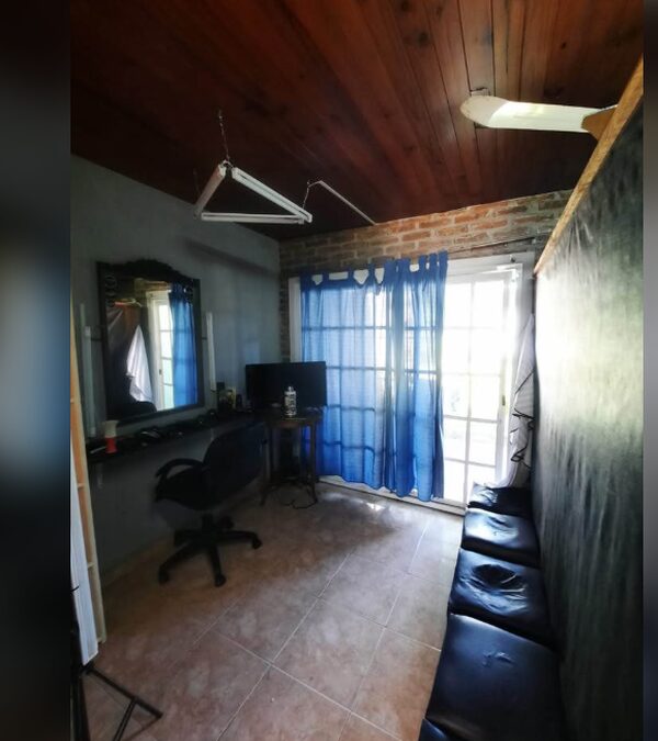 Venta de cada de tres dormitorios y pileta