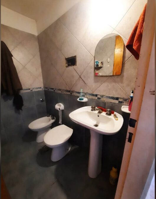 Venta de cada de tres dormitorios y pileta