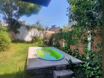 Venta de cada de tres dormitorios y pileta