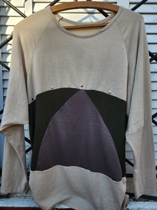 REMERA  TRICOLOR CON TACHAS TALLE 4-5