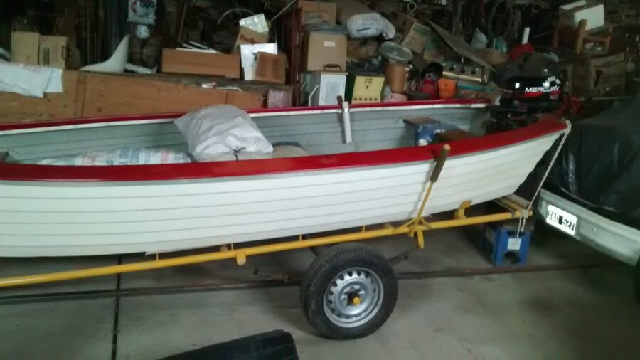 Vendo lancha 4.5 mts con motor Mercury 4 hp. Con 10 hs. de uso