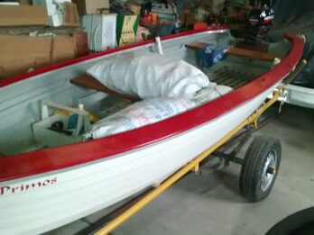 Vendo lancha 4.5 mts con motor Mercury 4 hp. Con 10 hs. de uso