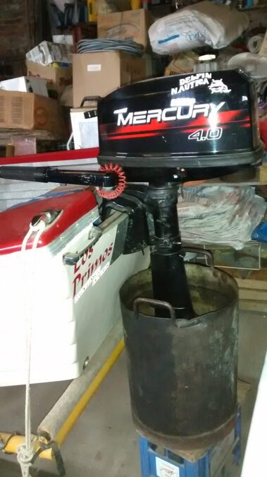 Vendo lancha 4.5 mts con motor Mercury 4 hp. Con 10 hs. de uso