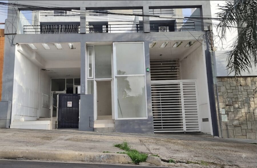 Local y cochera en Venta.
