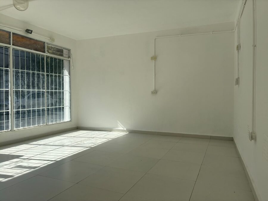 VENDO LOCAL COMERCIAL - CALLE BAVIO (CASI COURREGES)