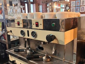 Cafetera profesional y Molinillo de café marca Rilo