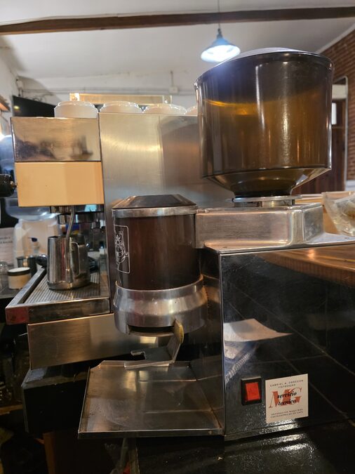 Cafetera profesional y Molinillo de café marca Rilo