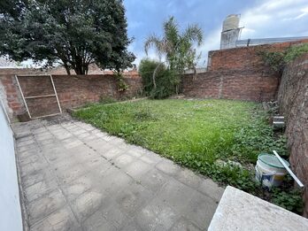 CASA CON PATIO Y COCHERA 2 DORMITORIOS ZONA GARRIGÓ Y LARRALDE