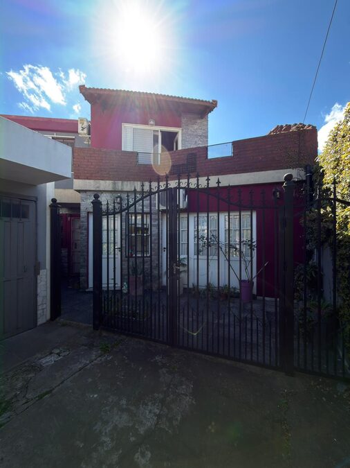 DUPLEX 2 DORMITORIOS Y COCHERA - GUTIERREZ Y PIRAN.