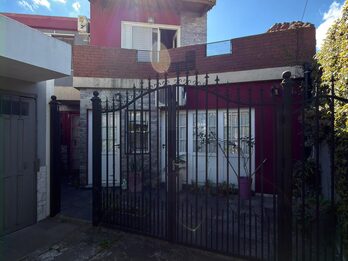 DUPLEX 2 DORMITORIOS Y COCHERA - GUTIERREZ Y PIRAN.