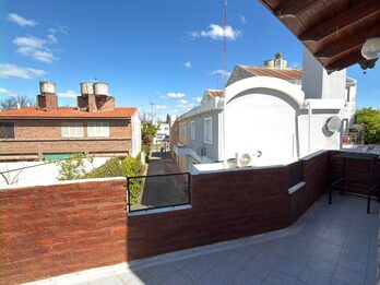 DUPLEX 2 DORMITORIOS Y COCHERA - GUTIERREZ Y PIRAN.