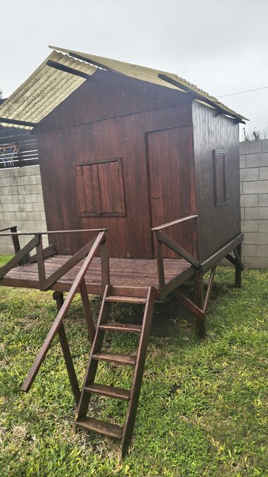 Casita de madera con tobogán. Tiene 3 manos de pintura  xilasol. Medidas del interior 1.8 x 1.8 metros