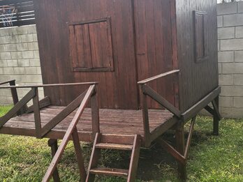 Casita de madera con tobogán. Tiene 3 manos de pintura  xilasol. Medidas del interior 1.8 x 1.8 metros