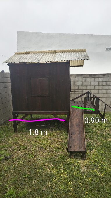 Casita de madera con tobogán. Tiene 3 manos de pintura  xilasol. Medidas del interior 1.8 x 1.8 metros