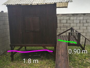 Casita de madera con tobogán. Tiene 3 manos de pintura  xilasol. Medidas del interior 1.8 x 1.8 metros