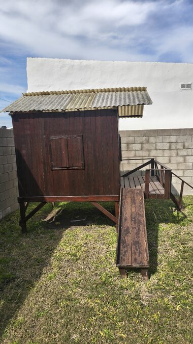 Casita de madera con tobogán. Tiene 3 manos de pintura  xilasol. Medidas del interior 1.8 x 1.8 metros
