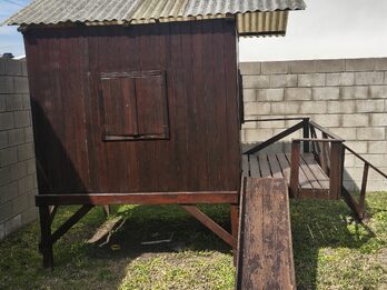 Casita de madera con tobogán. Tiene 3 manos de pintura  xilasol. Medidas del interior 1.8 x 1.8 metros