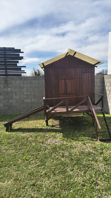 Casita de madera con tobogán. Tiene 3 manos de pintura  xilasol. Medidas del interior 1.8 x 1.8 metros