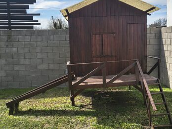 Casita de madera con tobogán. Tiene 3 manos de pintura  xilasol. Medidas del interior 1.8 x 1.8 metros