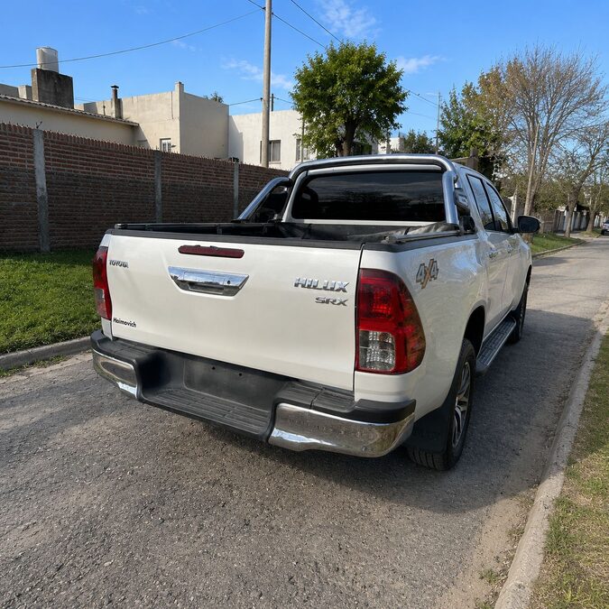 TOYOTA HILUX 2.8 TDI DC SRX 4X4 AUT - AÑO 2.017