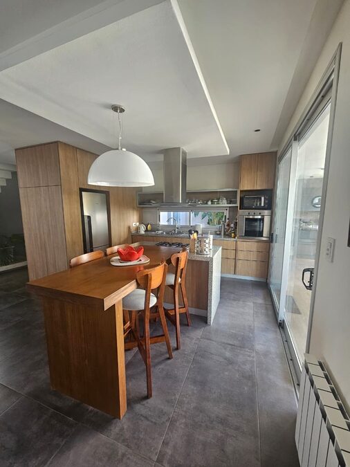 Casa Acceso Norte, tres dormitorios , amplio parquizado, piscina !