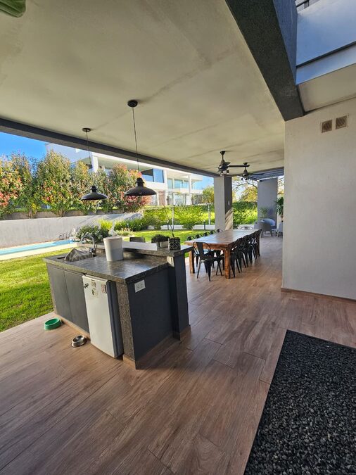 Casa Acceso Norte, tres dormitorios , amplio parquizado, piscina !
