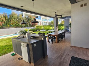 Casa Acceso Norte, tres dormitorios , amplio parquizado, piscina !