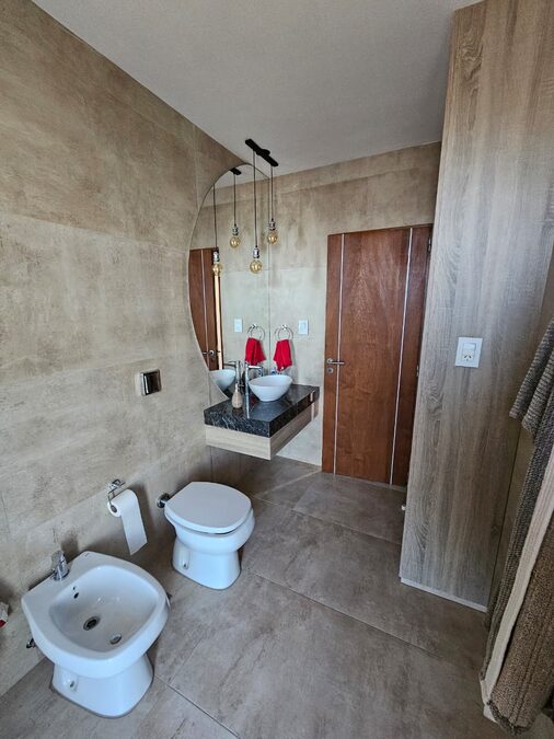 Casa Acceso Norte, tres dormitorios , amplio parquizado, piscina !