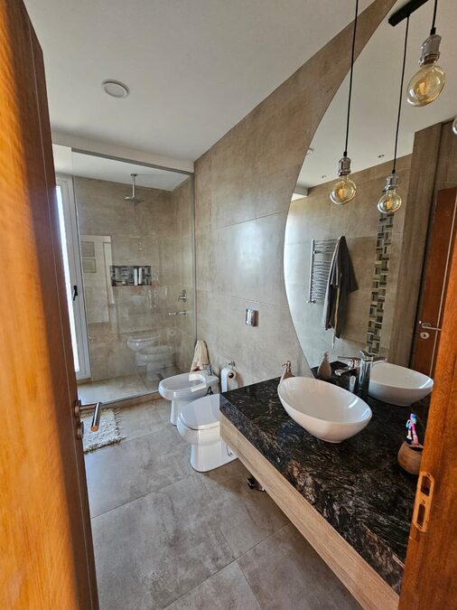 Casa Acceso Norte, tres dormitorios , amplio parquizado, piscina !