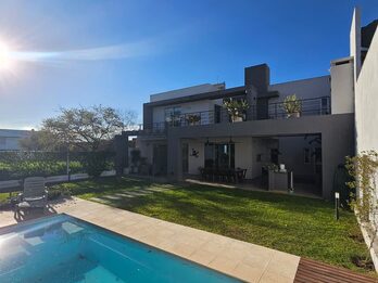 Casa Acceso Norte, tres dormitorios , amplio parquizado, piscina !