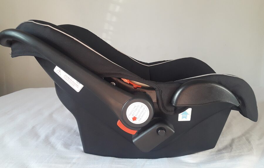 COCHE Y HUEVITO CARESTINO