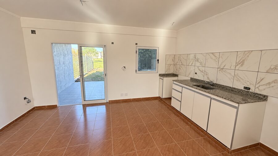 SE ALQUILA DUPLEX DE 3 DORMITORIOS EN ORO VERDE, A ESTRENAR.