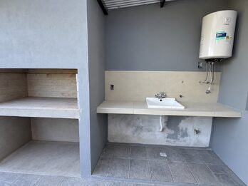 SE ALQUILA DUPLEX DE 3 DORMITORIOS EN ORO VERDE, A ESTRENAR.