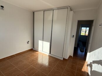 SE ALQUILA DUPLEX DE 3 DORMITORIOS EN ORO VERDE, A ESTRENAR.