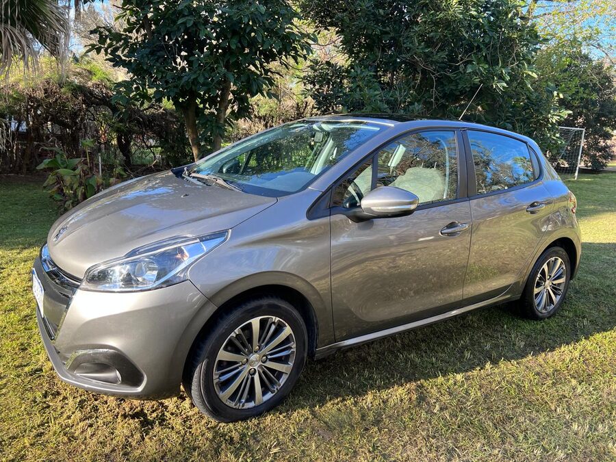VENDO PEUGEOT 208 ALLURE 1.6 AÑO 2017 CON 90 MIL KM
