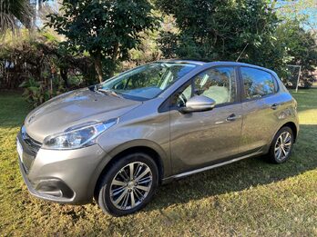 VENDO PEUGEOT 208 ALLURE 1.6 AÑO 2017 CON 90 MIL KM