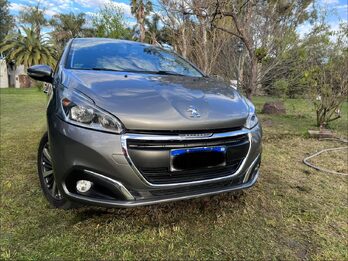 VENDO PEUGEOT 208 ALLURE 1.6 AÑO 2017 CON 90 MIL KM