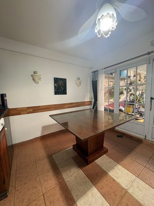 Mesa de comedor casi nueva