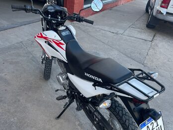Honda Xr150  2024  7.800km. Vendo o permuto mayor-menor