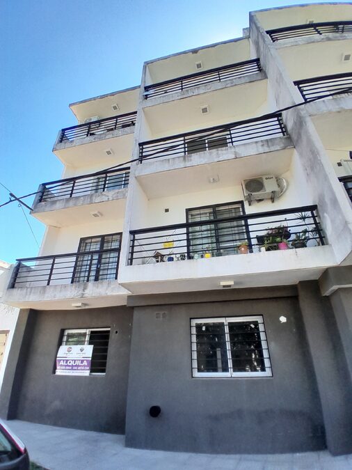 Alquilamos MONOAMBIENTE Calle Derqui 773