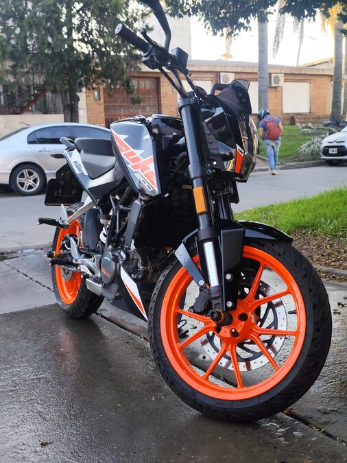 KTM DUKE 200 año 2022
