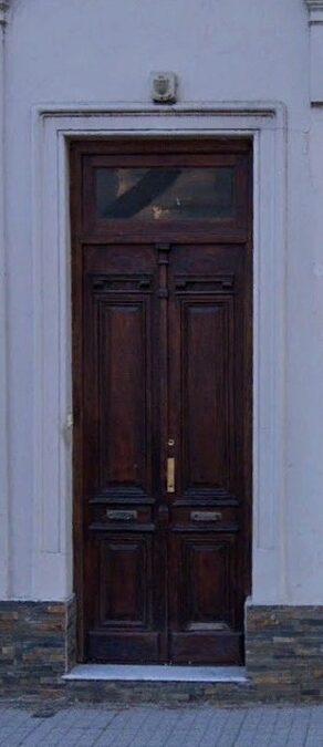 HERMOSA PUERTA DE MADERA